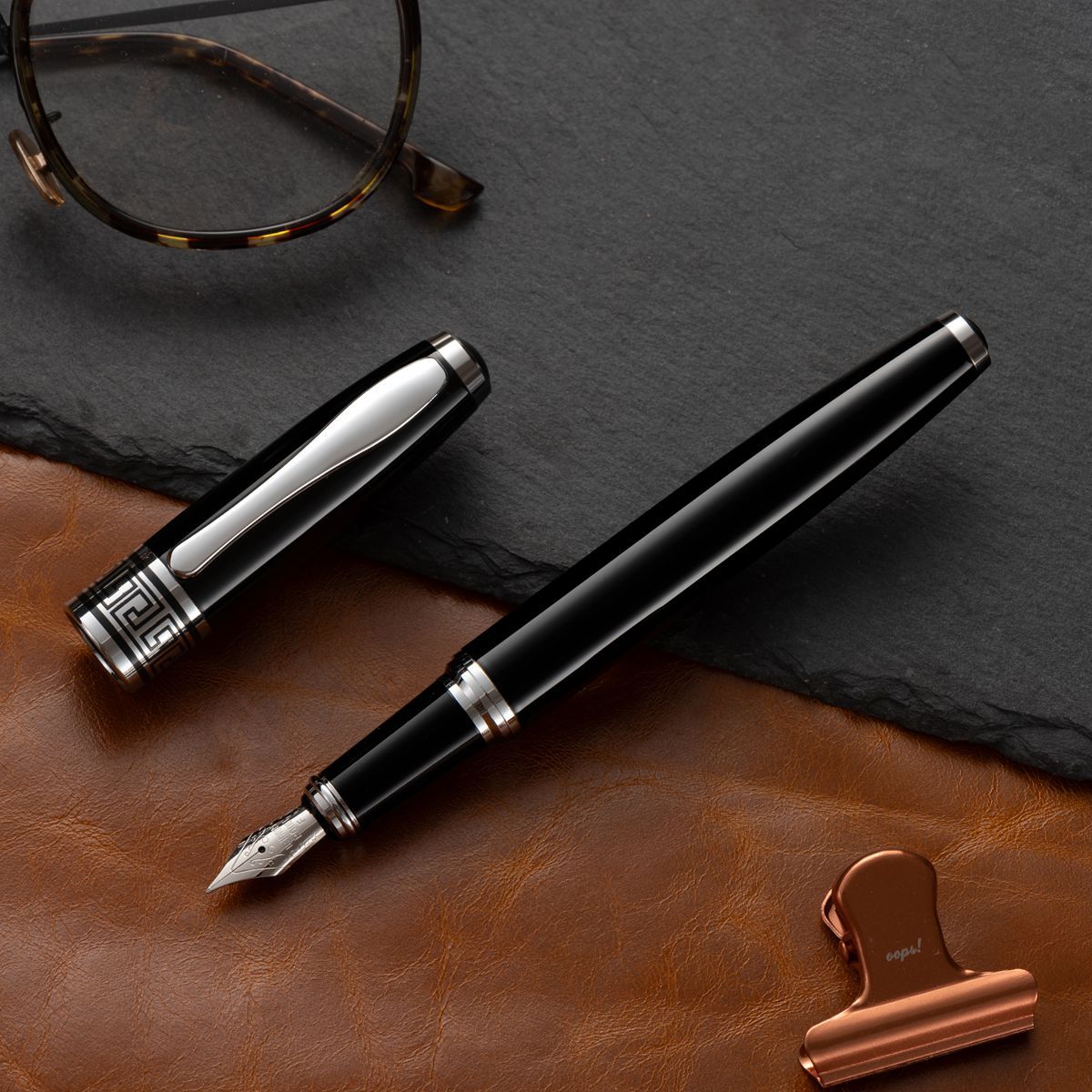 万年筆 格子模様の金属装飾が美しい細字万年筆