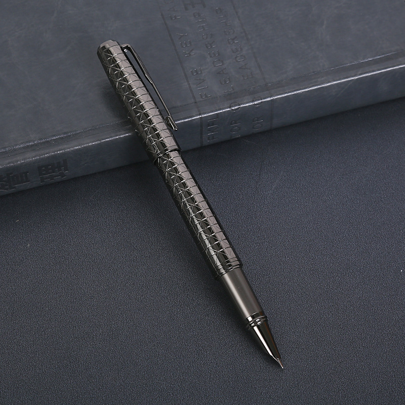 万年筆 幾何学模様が織りなす高級感溢れる細字万年筆