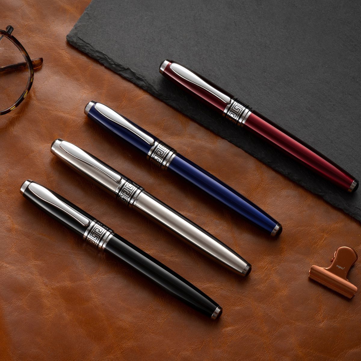 万年筆 格子模様の金属装飾が美しい細字万年筆