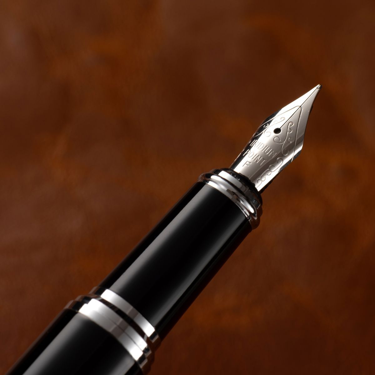 万年筆 格子模様の金属装飾が美しい細字万年筆