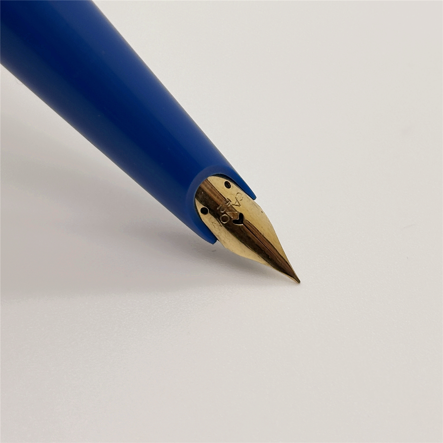 復刻版のイリジウムペン先を使用した細字万年筆