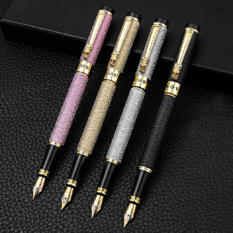 万年筆 艶やかな型押し模様が映える高級太字万年筆