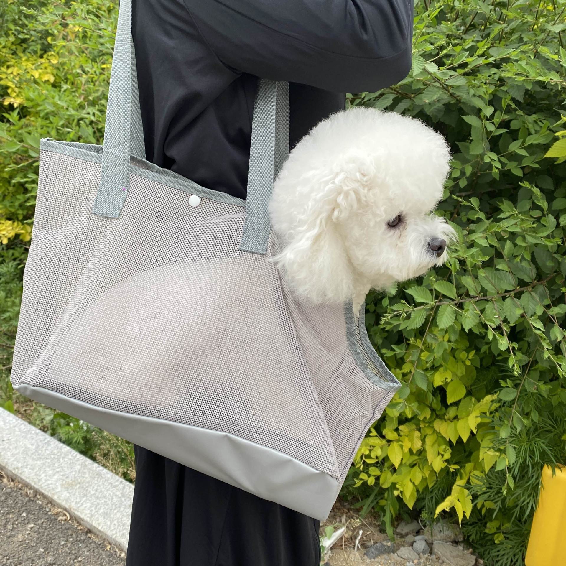 犬キャリーバッグ 通気性抜群メッシュ素材の小型犬用トートキャリー