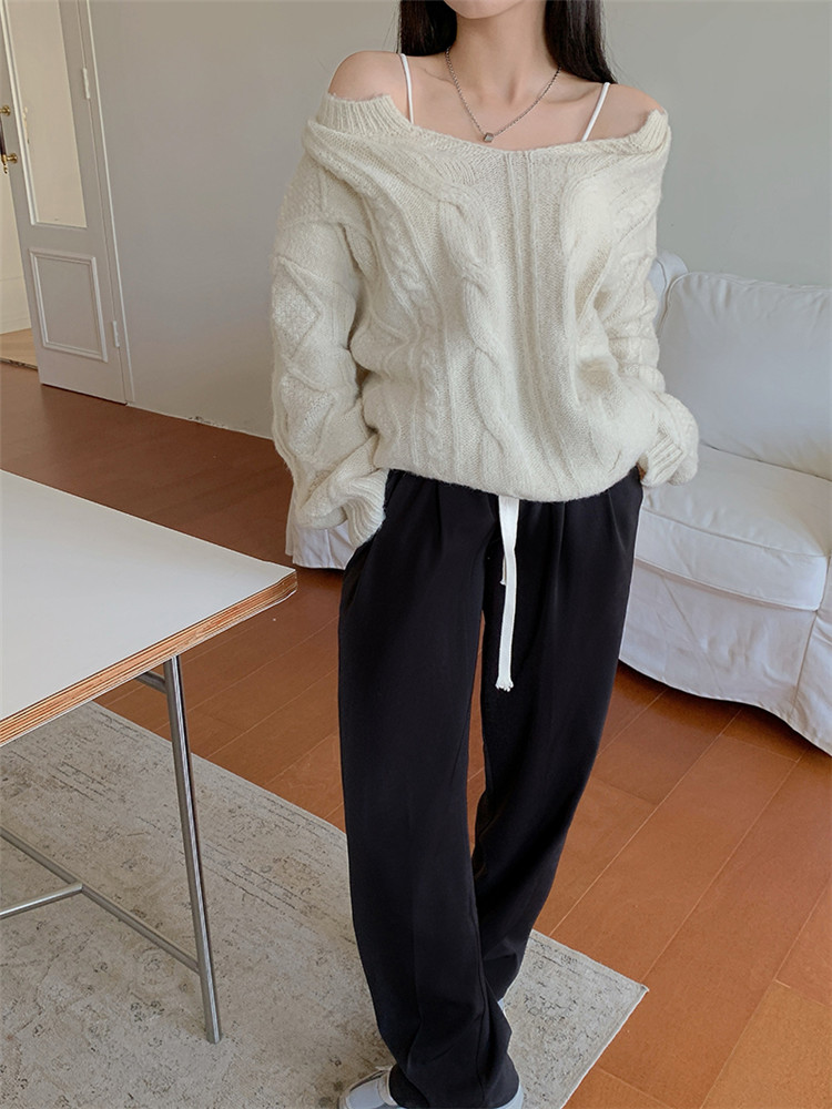 女装 ケーブル編みニットワンピース 肩見せ深めブイネック