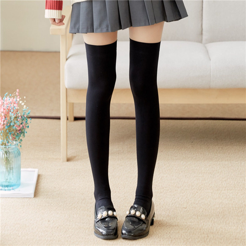 絶対領域ニーハイソックス