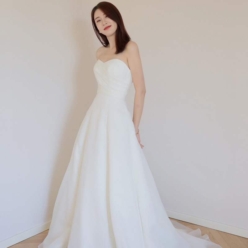 女装 上品なハート型胸元のトレーン付きウェディングドレス