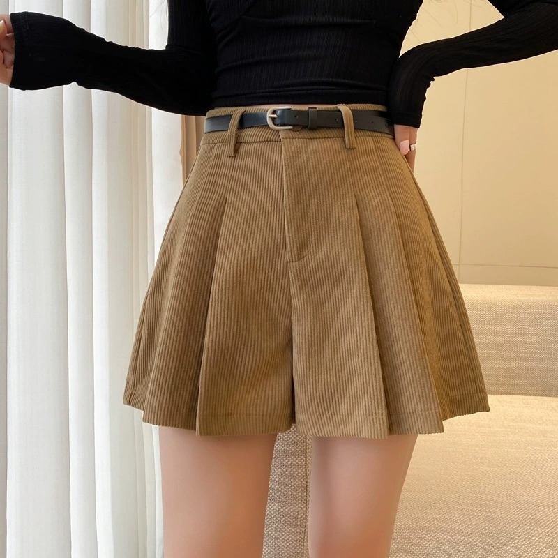 女装 コーデュロイ素材のプリーツショートパンツ