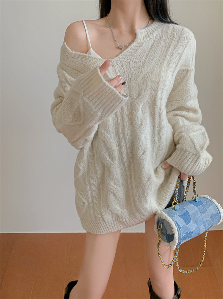 女装 ケーブル編みニットワンピース 肩見せ深めブイネック