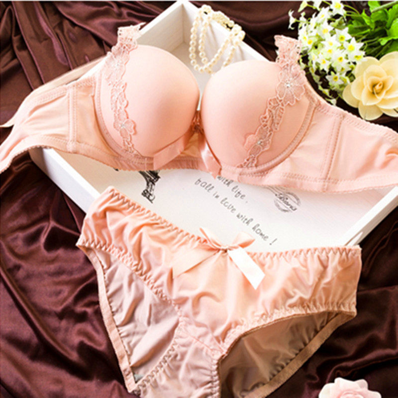 華やか刺繍レース付き光沢ブラジャーショーツセット