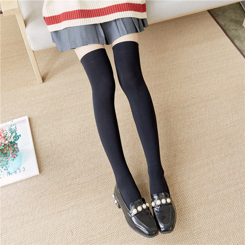 絶対領域ニーハイソックス