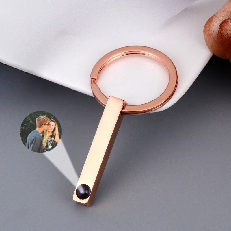 メンズアクセサリー 洗練された縦型バーペンダント