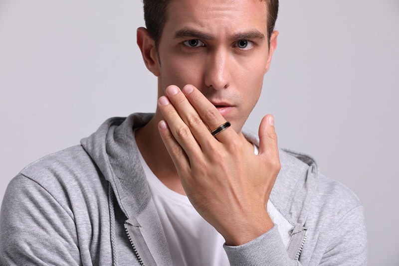 メンズアクセサリー タングステン鋼メンズリング 黒金ライン モダン指輪