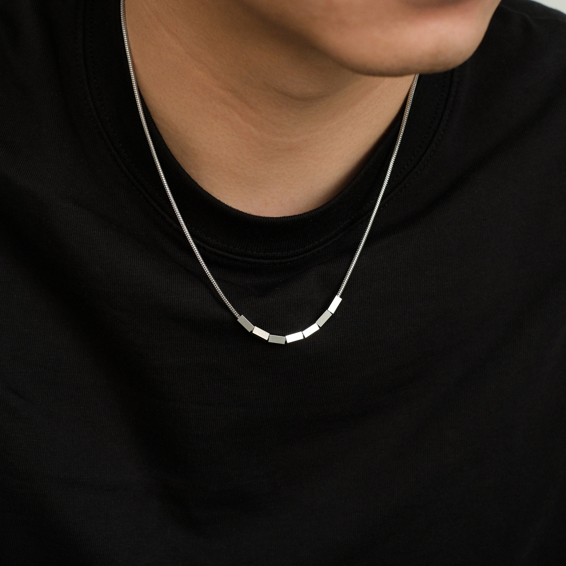 メンズアクセサリー 長方形プレート連続デザイン細身チェーンネックレス