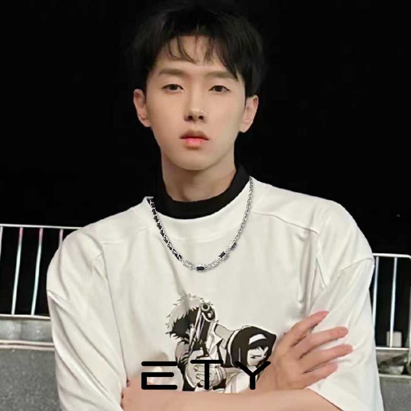 スウェットスタイルを格上げ！相性抜群のアクセサリー5選