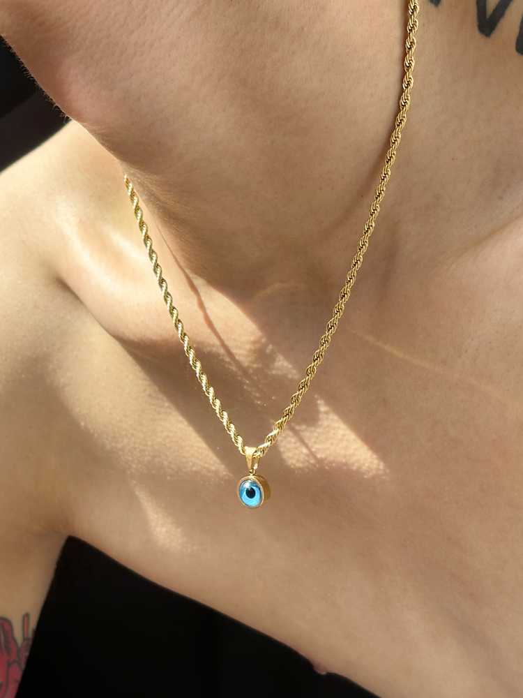 小さいネックレスで胸元からメンズの品格が漂うおすすめアクセサリー5選