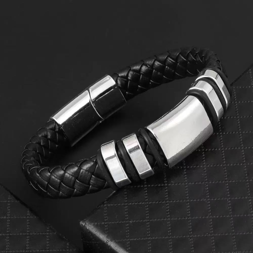 メンズアクセサリー 編み込み革紐の洗練ブレスレット