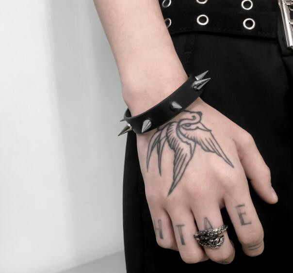 メンズアクセサリー 黒革スタッズ付きパンク系ブレスレット