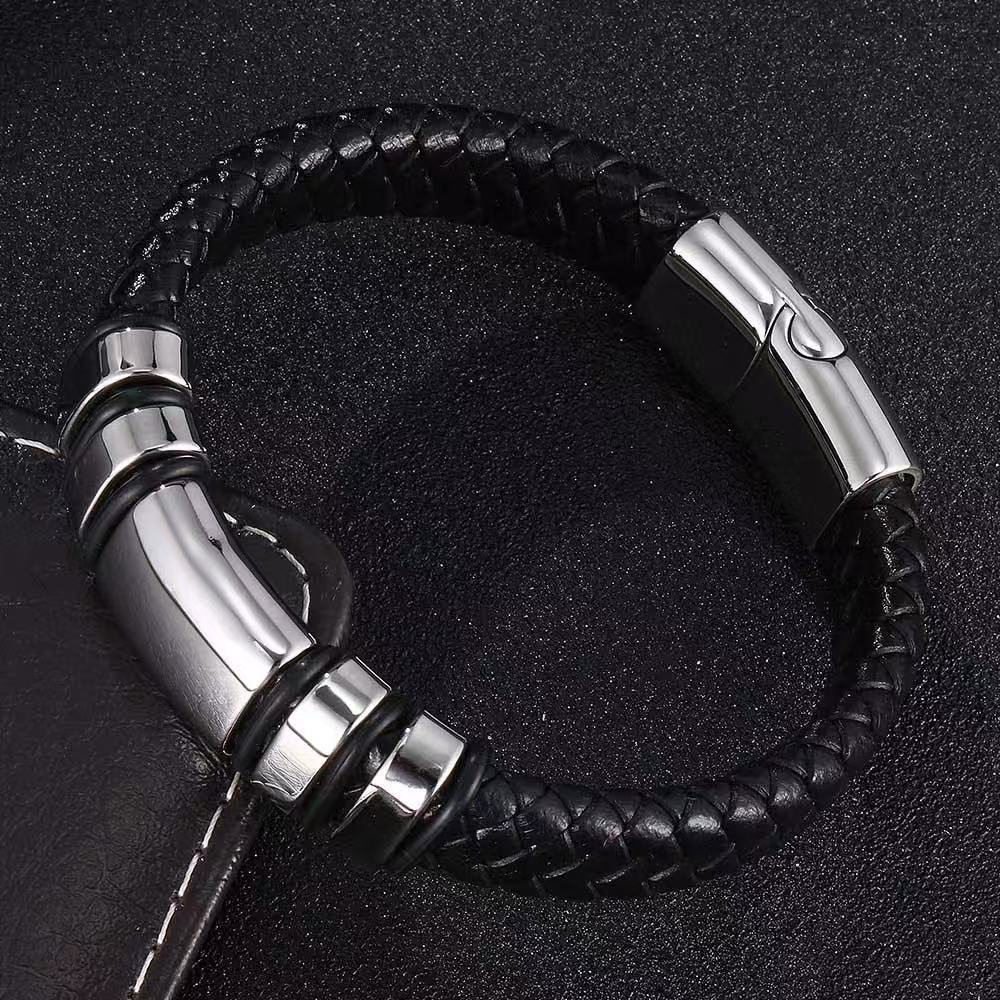 メンズアクセサリー 編み込み革紐の洗練ブレスレット