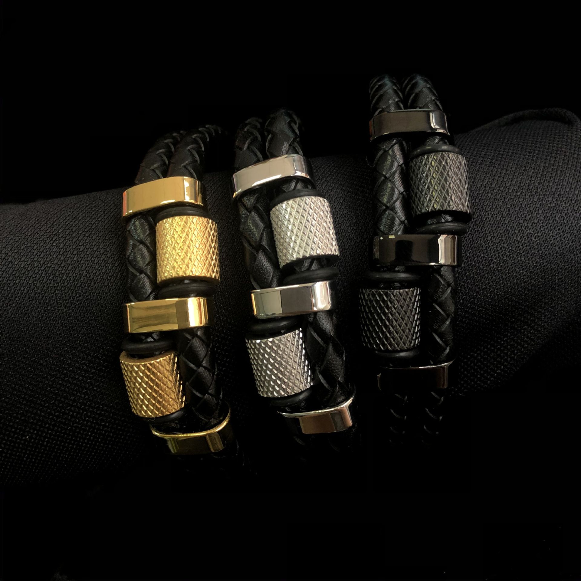 メンズアクセサリー 革紐と金具の調和 編み込みブレスレット