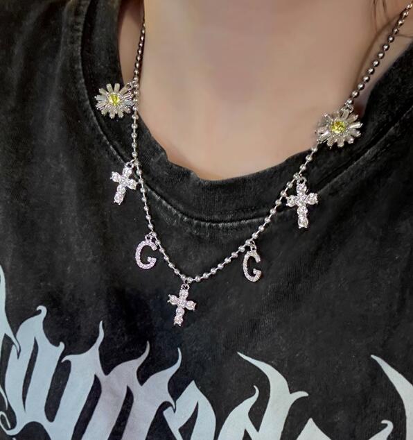 メンズアクセサリー クロス花モチーフ 輝くボールチェーンネックレス