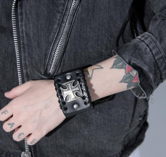 メンズアクセサリー 黒革クロス十字架バングル パンク風男性用