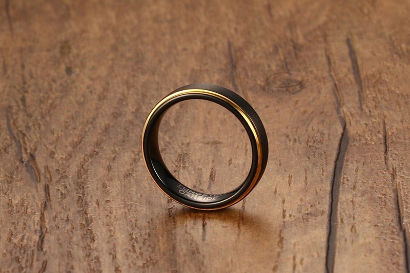 メンズアクセサリー タングステン鋼メンズリング 黒金ライン モダン指輪