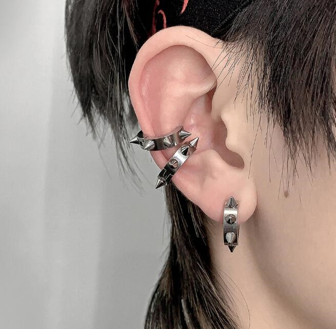 メンズアクセサリー スタッズ付きイヤーカフ＆ピアス パンク調