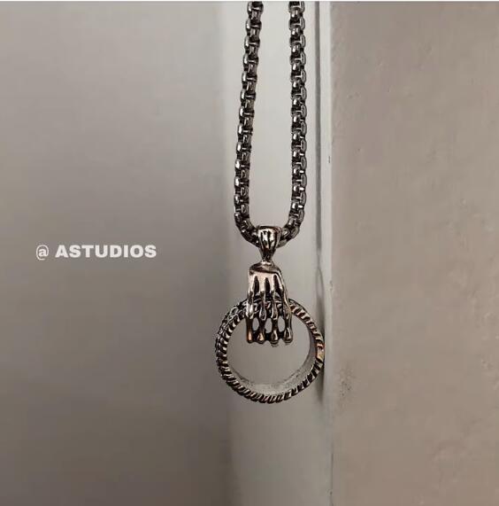 メンズアクセサリー 骸骨の手とリング付きシルバーネックレス