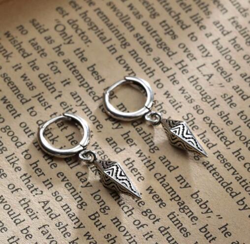 メンズアクセサリー メンズ シルバー フープピアス 幾何学模様チャーム付き