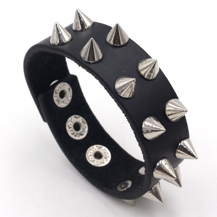 メンズアクセサリー 荒々しい鋲飾りレザーブレスレット