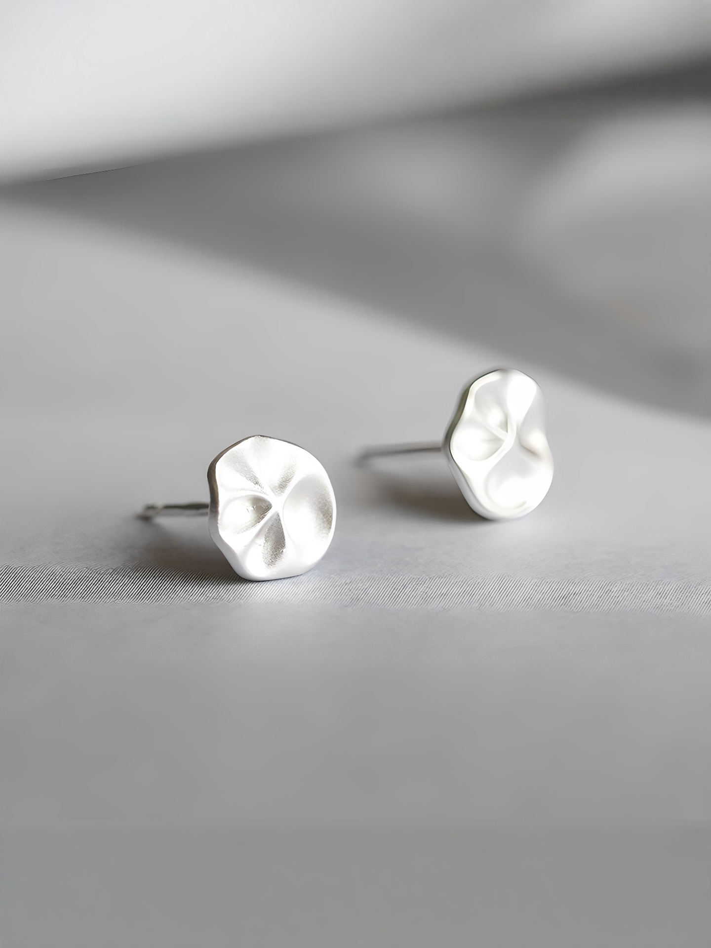 メンズアクセサリー 波紋のきらめき 円形ピアス