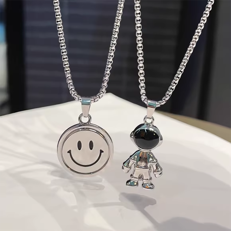 メンズアクセサリー 笑顔と宇宙飛行士のペアネックレス