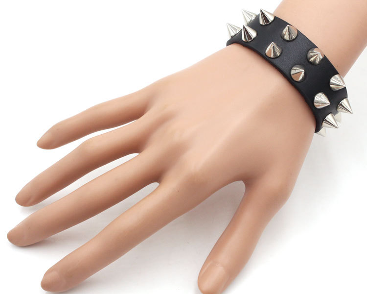 メンズアクセサリー 荒々しい鋲飾りレザーブレスレット