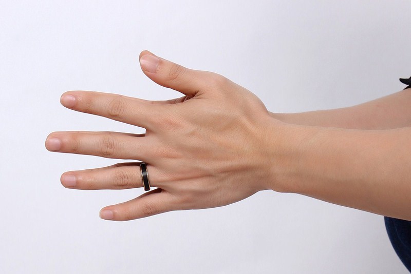 メンズアクセサリー タングステン鋼メンズリング 黒金ライン モダン指輪