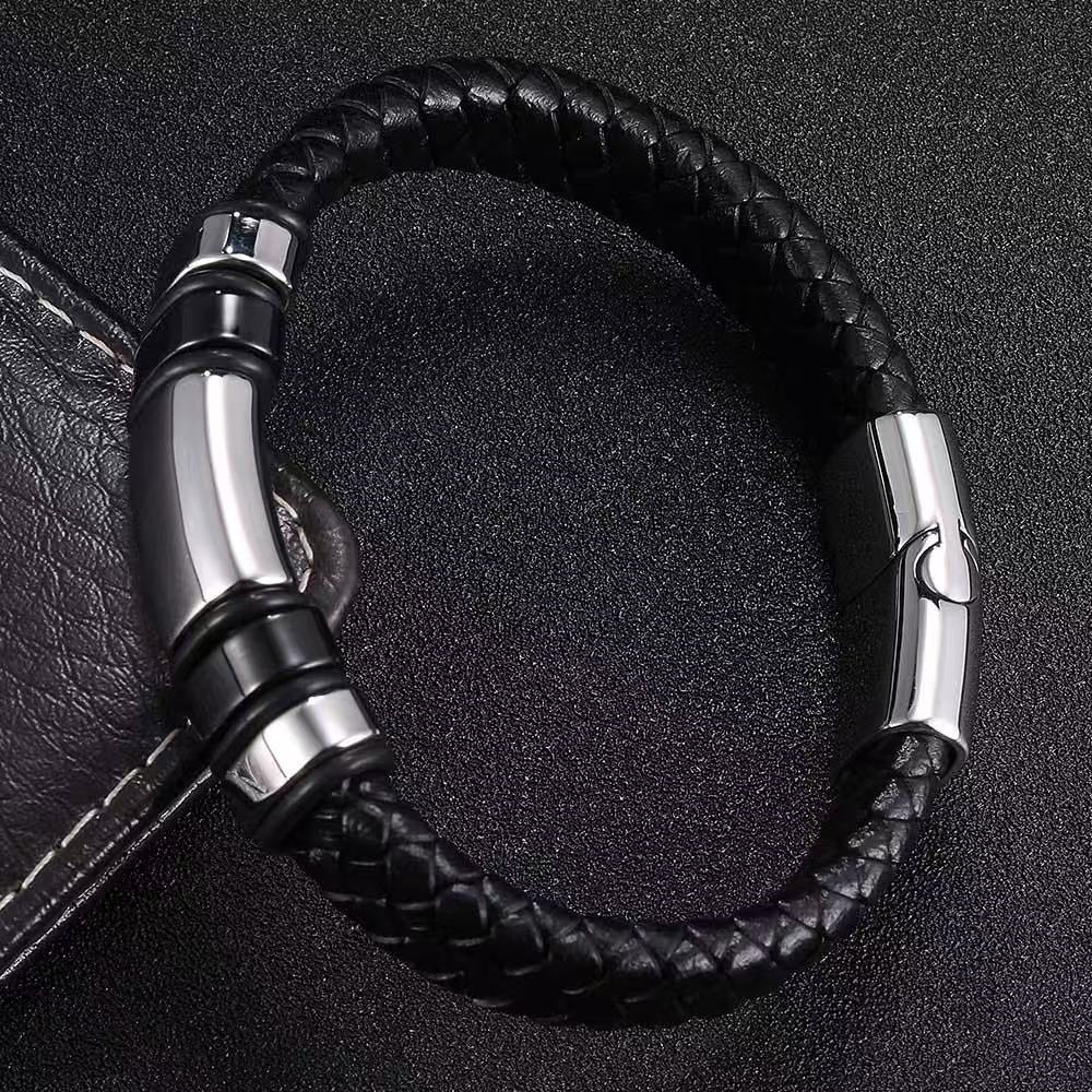 メンズアクセサリー 編み込み革紐の洗練ブレスレット