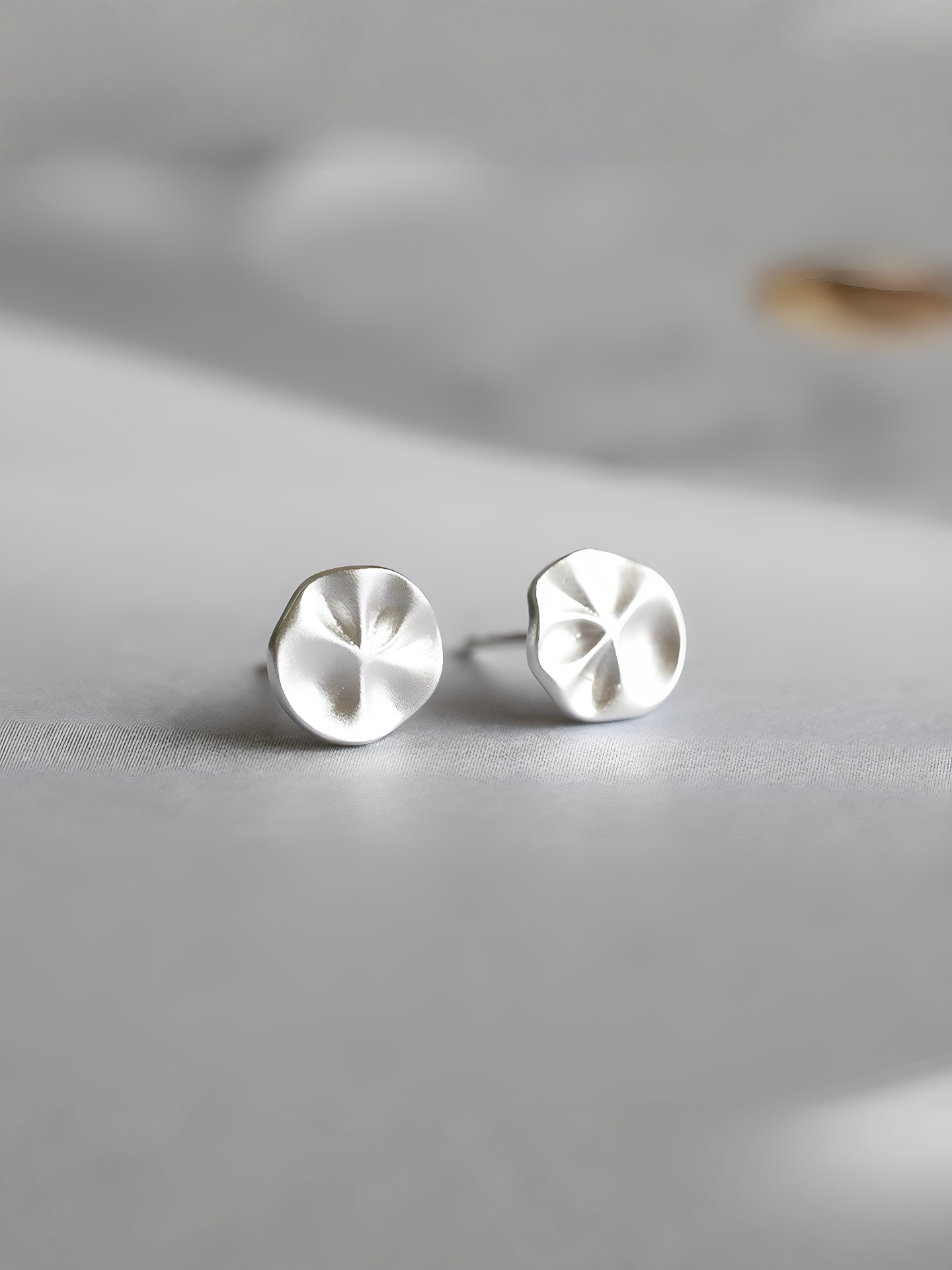 メンズアクセサリー 波紋のきらめき 円形ピアス