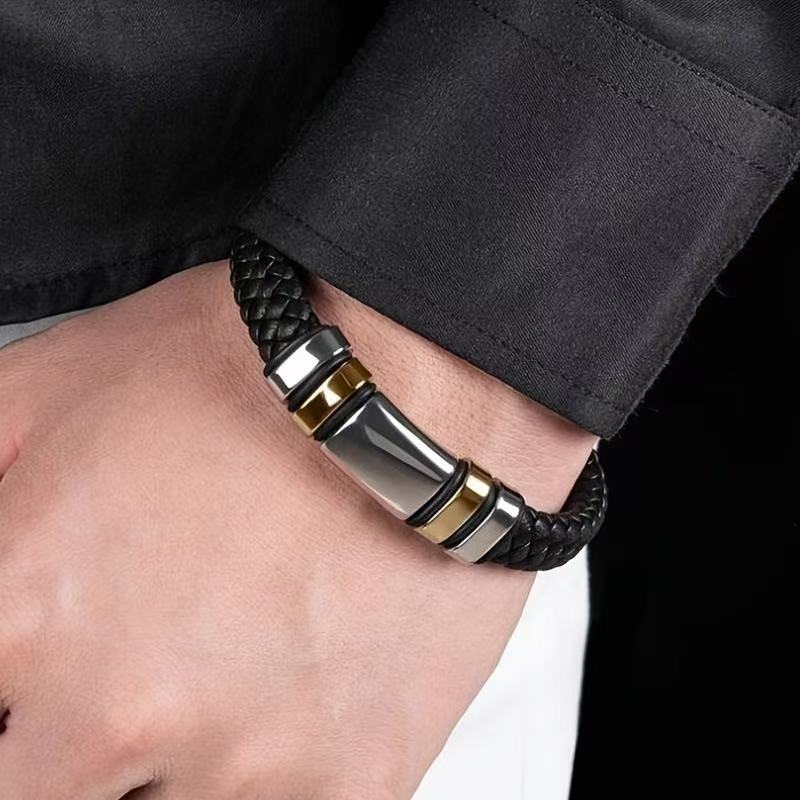 メンズアクセサリー 編み込み革紐の洗練ブレスレット