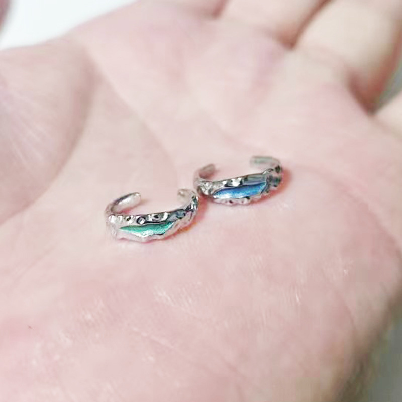 メンズアクセサリー 波紋彩色エナメルイヤーカフ 凹凸テクスチャ