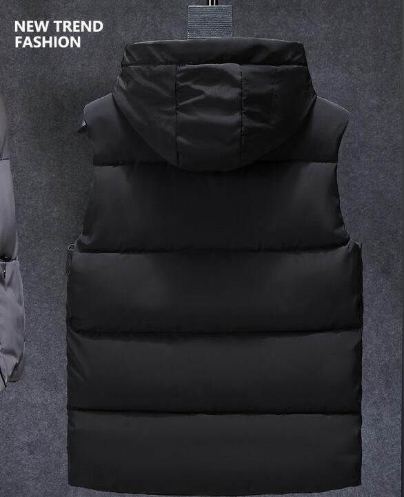メンズダウン 軽量＆高保温。フード付きメンズ中綿ベスト