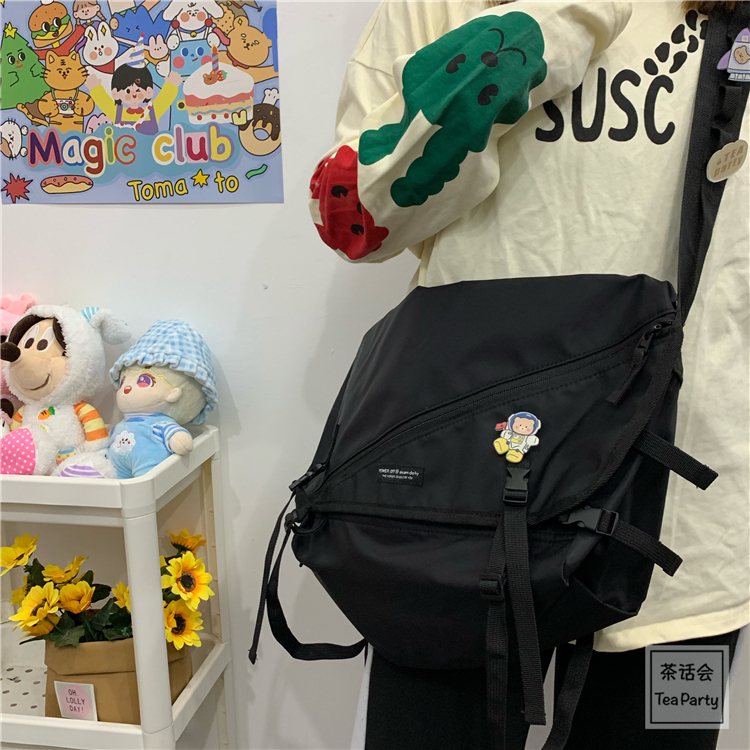シンプル機能性メッセンジャーバッグ