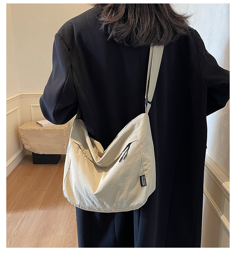 シンプル軽量メッセンジャーバッグ