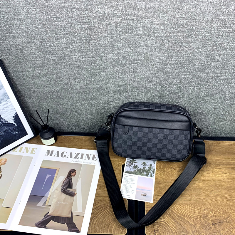 メッセンジャーバッグ 市松模様のスタイリッシュショルダー