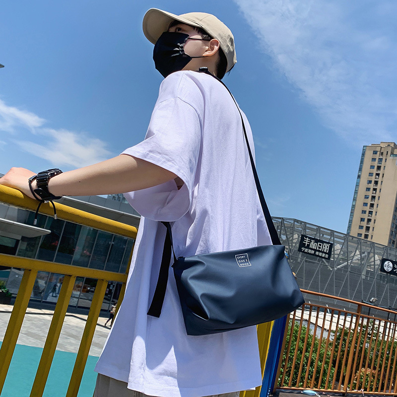 男女兼用 防水ナイロン 斜めがけメッセンジャーバッグ