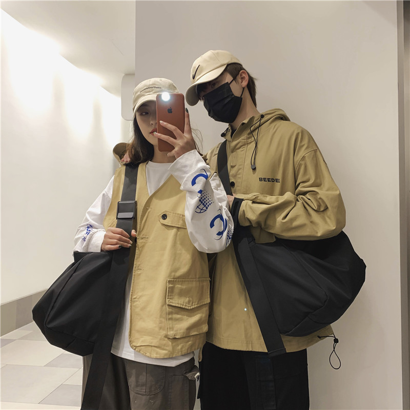 シンプル機能性メッセンジャーバッグ