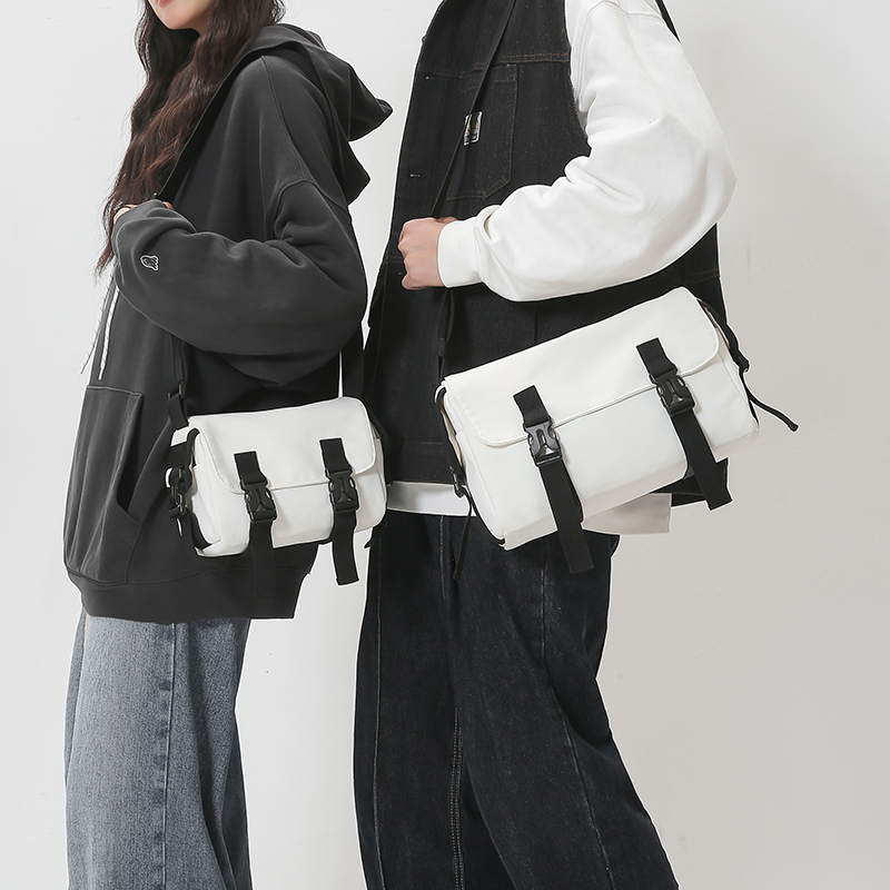 シンプル実用派メッセンジャーバッグ