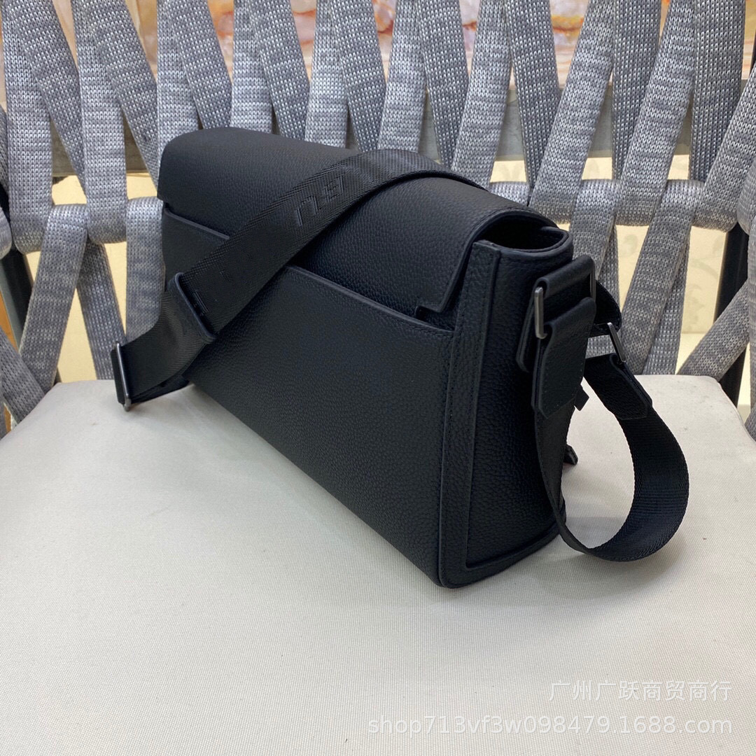 シンプル機能性メッセンジャーバッグ