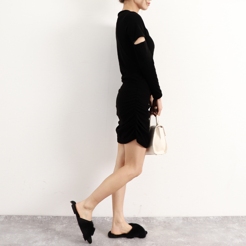 黒色長袖ミニワンピース チェーン装飾タイトワンピ