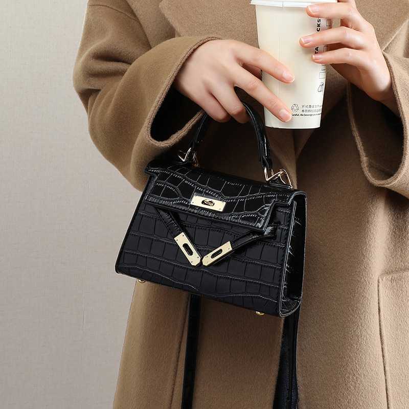 高級感が際立つクロコ柄のおすすめミニバッグ5選