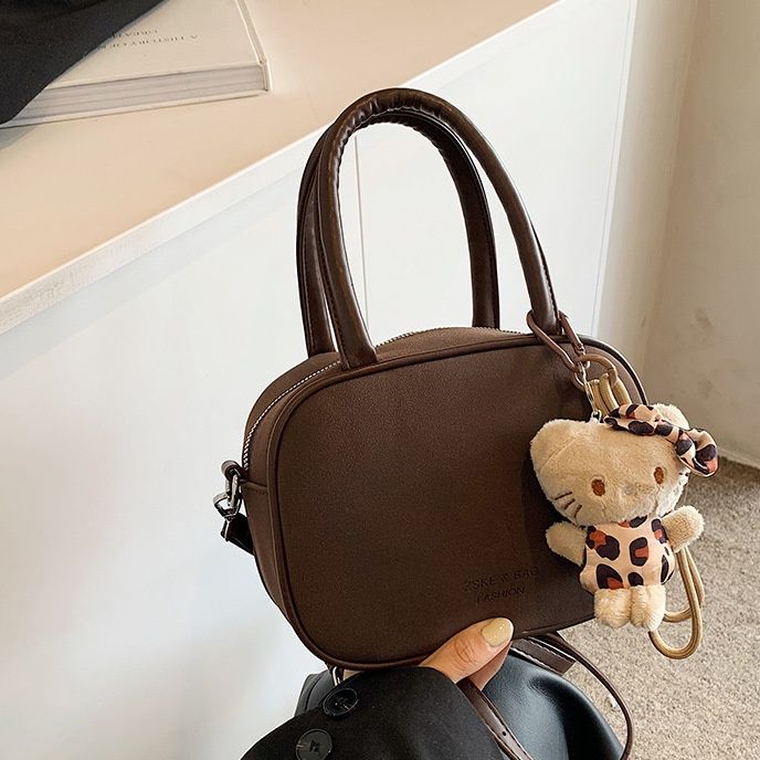 ミニバッグ くま型チャーム付き丸みのあるハンドミニバッグ