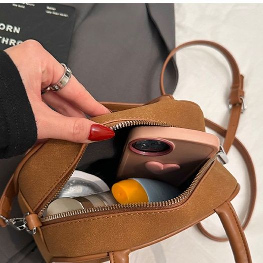 ミニバッグ くま型チャーム付き丸みのあるハンドミニバッグ